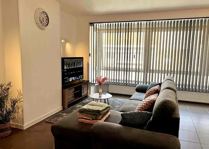 Bright, Spacious Apartment Nearby Beach